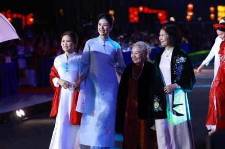 Hoa hậu Ngọc Hân lần đầu catwalk cùng bà ngoại và mẹ ruột