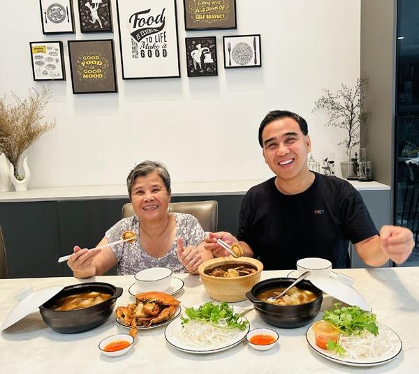 Nam MC được bà Nguyễn Phương Hằng nói nể trọng trên sóng livestream là ai?-5