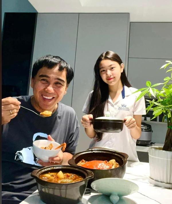 Nam MC được bà Nguyễn Phương Hằng nói nể trọng trên sóng livestream là ai?-7