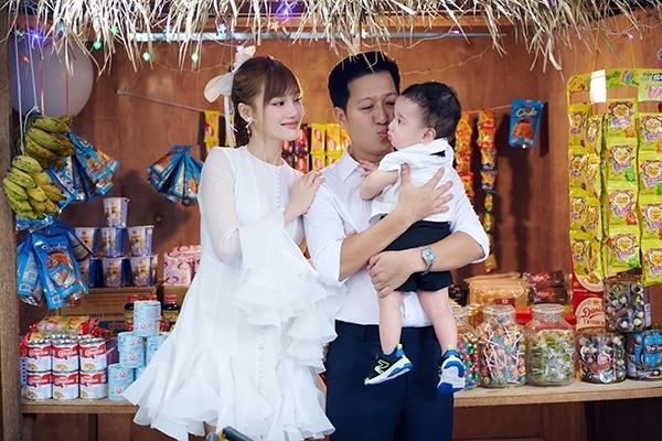 Con trai Trường Giang bám bố khiến Nhã Phương ghen tị-7