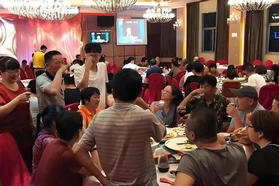 Nam sinh học kém vẫn đỗ đại học danh tiếng, gia đình mở tiệc linh đình: Khách khứa nhìn giấy báo đỗ xong liền đứng dậy về ngay lập tức