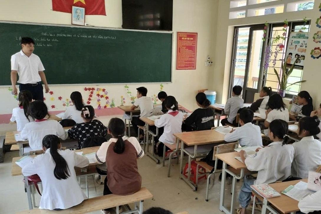 Chín phụ nữ dàn hàng ngang giữa đường để quay clip-2