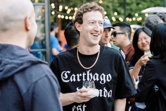 Ông chủ Facebook muốn bán áo phông