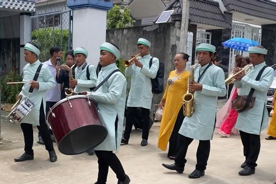 Con gái chủ trại hòm cưới anh thổi kèn đám ma ở Long An: Lễ cưới rộn tiếng kèn tây