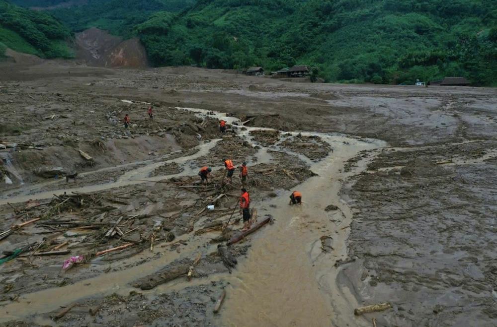 Tìm thấy thêm 2 thi thể nạn nhân trong vụ lũ quét thôn Làng Nủ-1