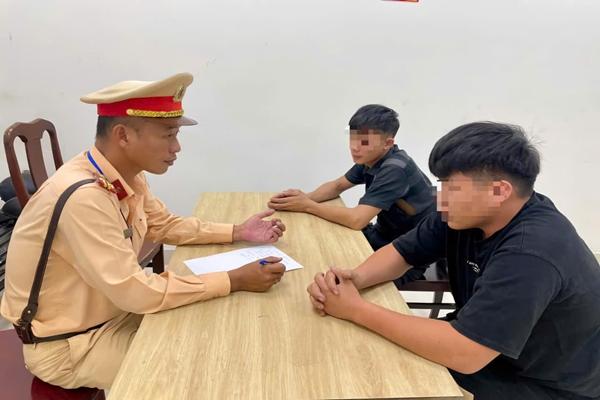 Vi phạm nồng độ cồn tài xế bỏ lại ô tô, nhảy xuống hồ trốn cảnh sát-1