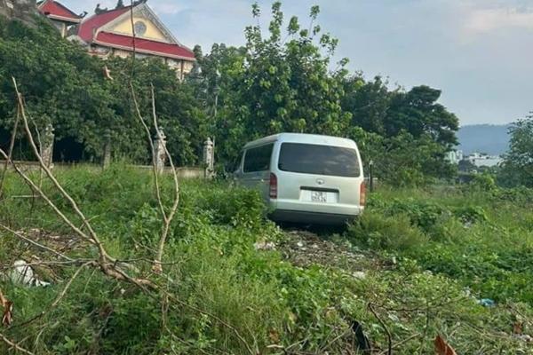 Vi phạm nồng độ cồn tài xế bỏ lại ô tô, nhảy xuống hồ trốn cảnh sát