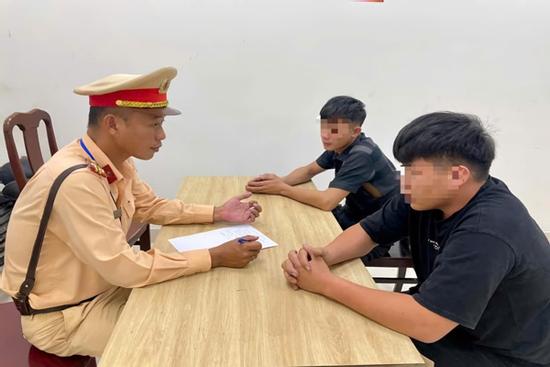 Vi phạm nồng độ cồn tài xế bỏ lại ô tô, nhảy xuống hồ trốn cảnh sát