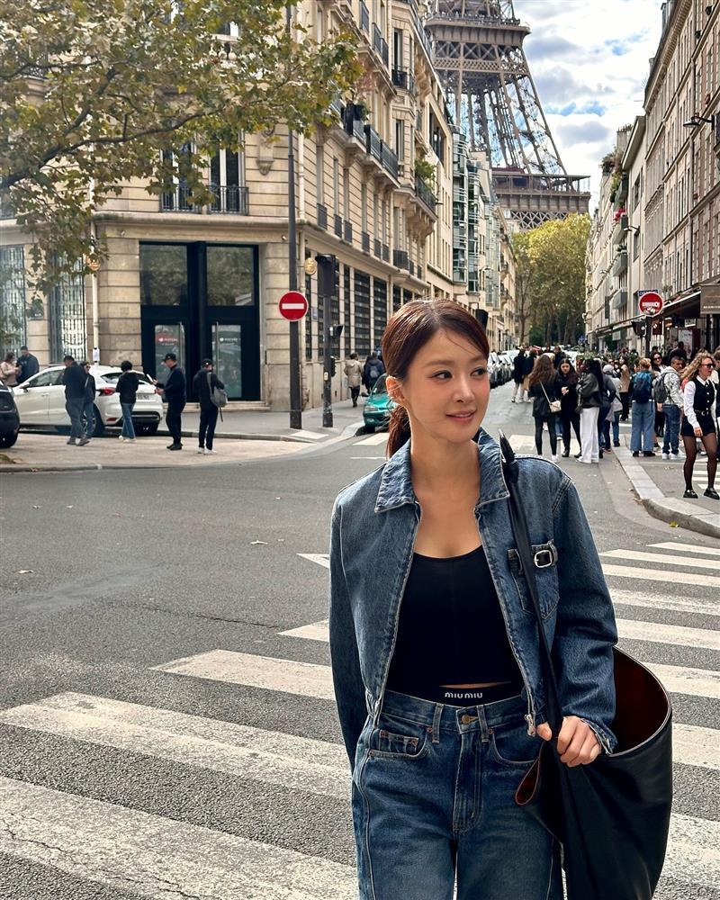 4 mẫu áo mùa thu trẻ trung, cần có trong tủ đồ của phụ nữ ngoài 40 tuổi-1