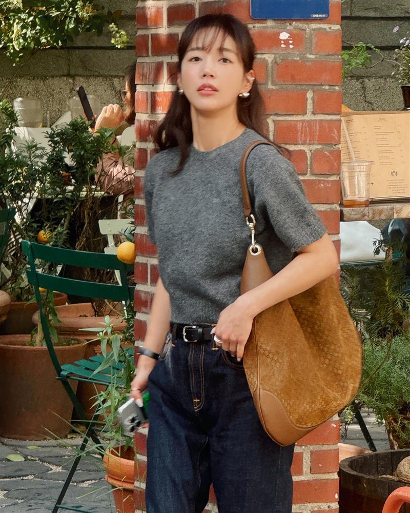 4 mẫu áo mùa thu trẻ trung, cần có trong tủ đồ của phụ nữ ngoài 40 tuổi-2