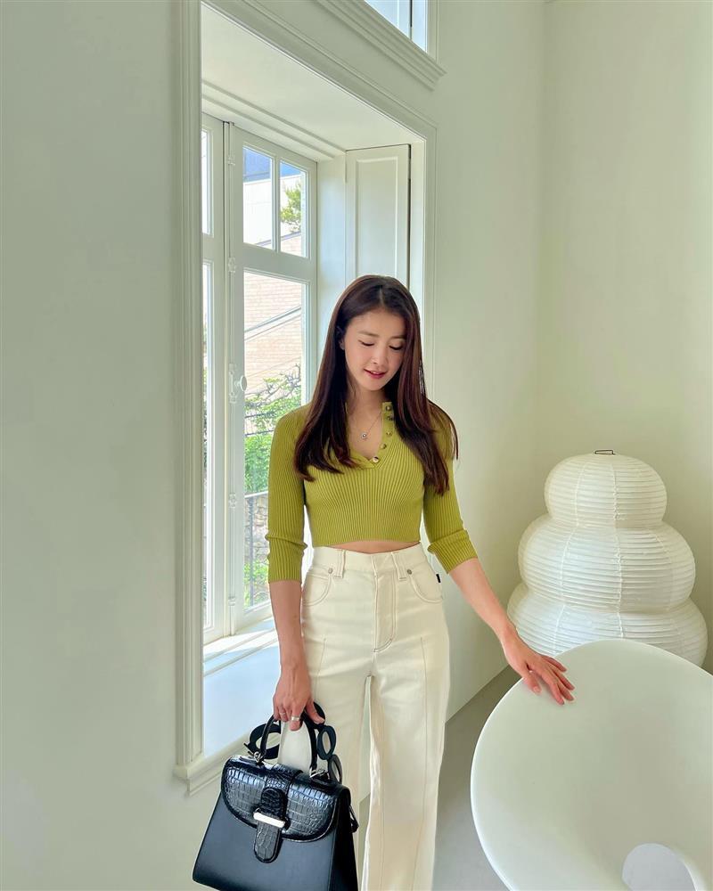 4 mẫu áo mùa thu trẻ trung, cần có trong tủ đồ của phụ nữ ngoài 40 tuổi-3