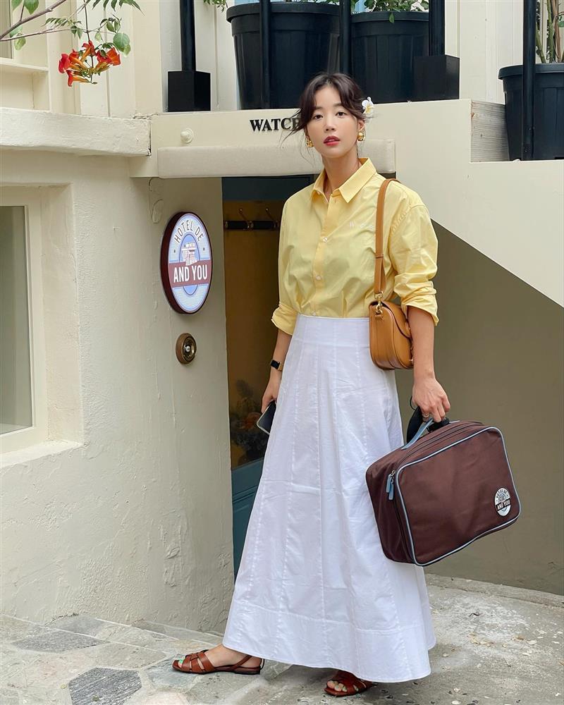 4 mẫu áo mùa thu trẻ trung, cần có trong tủ đồ của phụ nữ ngoài 40 tuổi-4