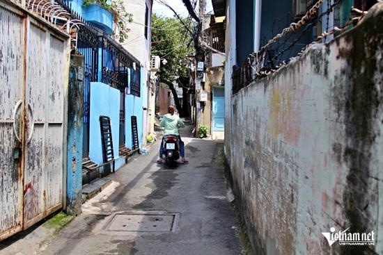 Hẻm 'bát quái' ở TPHCM: Khách vất vả tìm lối ra, liên tục gặp biển cảnh báo