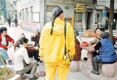 Người đàn ông mặc long bào, tóc thắt bím xuất hiện giữa thời hiện đại: Lộ thân phận gây sốc vì tấm vé tàu-2