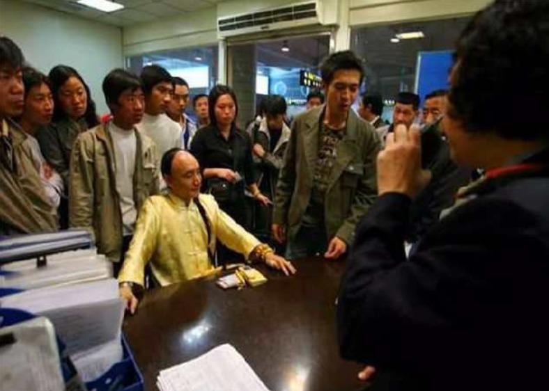 Người đàn ông mặc long bào, tóc thắt bím xuất hiện giữa thời hiện đại: Lộ thân phận gây sốc vì tấm vé tàu-3