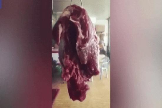 Miếng thịt bò treo trong cửa hàng bất ngờ co giật đùng đùng