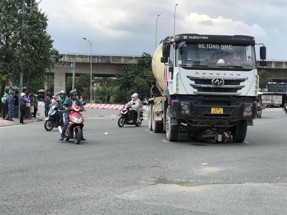 Va chạm với xe trộn bê tông ở vòng xoay cửa ngõ TPHCM, 2 cô gái tử vong