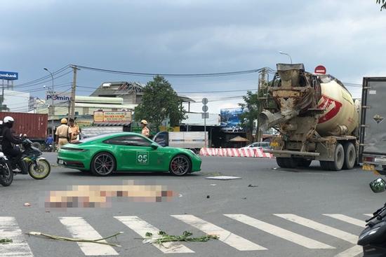 Va chạm với xe trộn bê tông ở vòng xoay cửa ngõ TPHCM, 2 cô gái tử vong