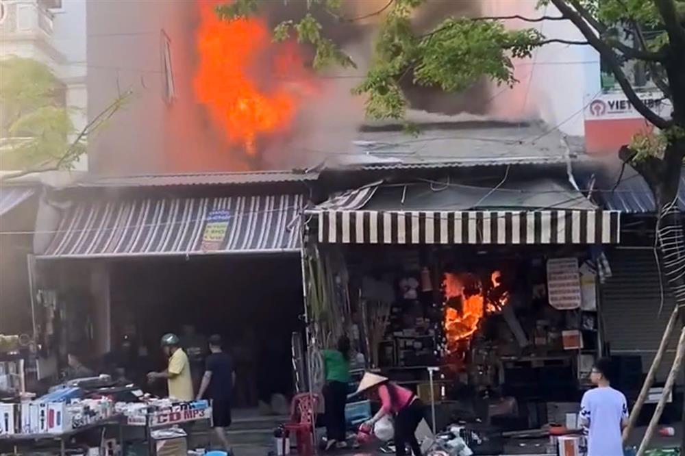 Cửa hàng ở TP Cẩm Phả bốc cháy dữ dội, người dân hối hả cứu tài sản-1