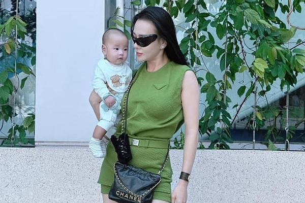 Cặp song sinh nhà Phương Oanh - Shark Bình xuống bếp xem mẹ nấu ăn khiến fan thích thú-5