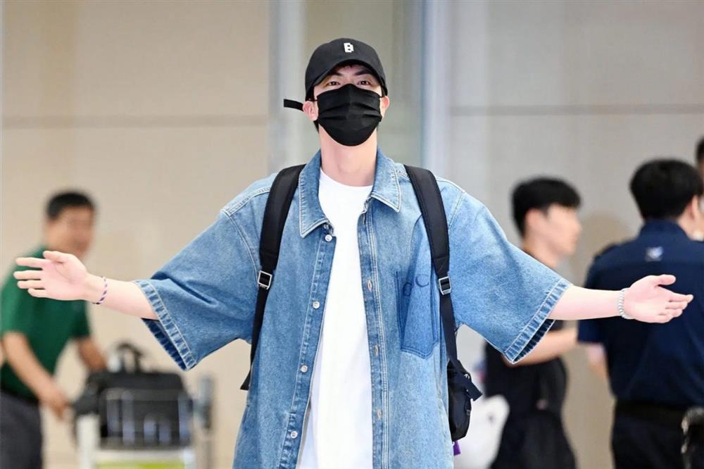 Những chiếc túi xách đắt nhất của Jin BTS-5