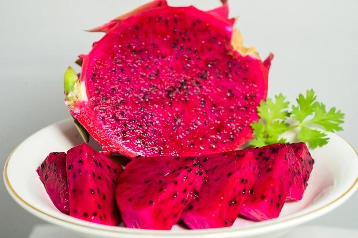 Cách làm sữa dừa thanh long đỏ cực đơn giản-1