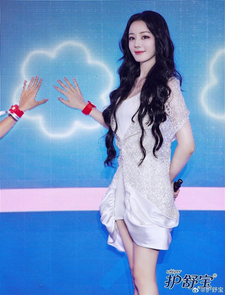 Địch Lệ Nhiệt Ba gây tranh cãi vì điều kém duyên tại sự kiện thời trang-3