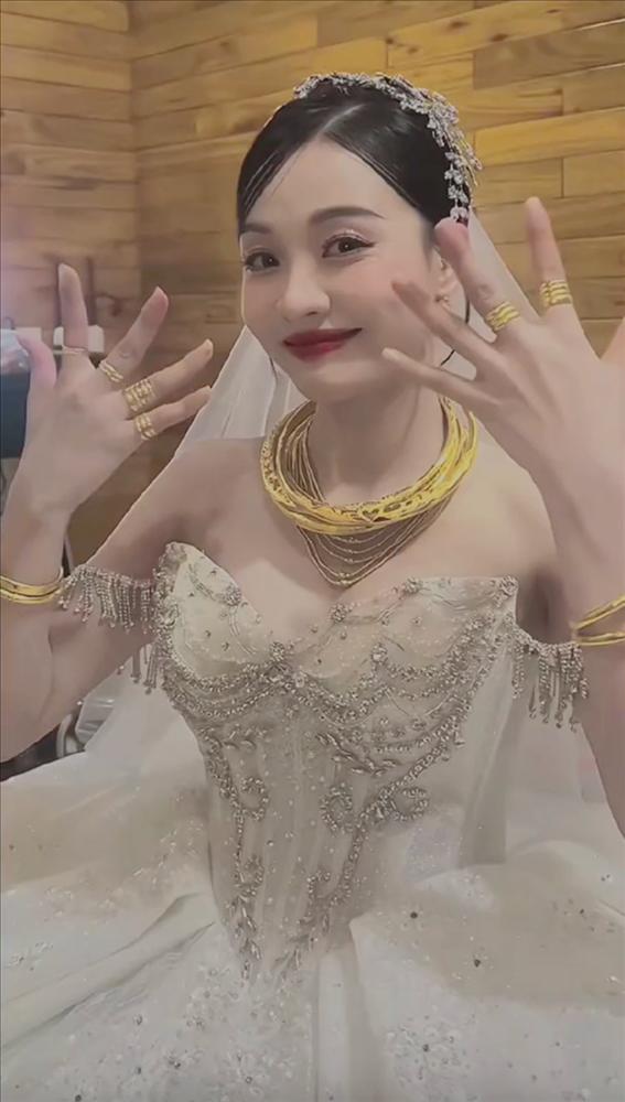 Quế Anh khoe vàng cưới trĩu cổ, mẹ chồng khóc còn nhiều hơn con dâu-3