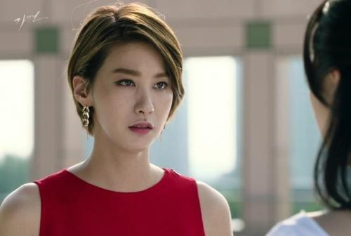 Chồng trẻ tái mặt khi thấy quý bà đại gia tìm đến tận nhà và sự thật đắng cay-1