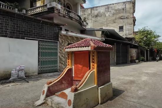 Câu chuyện kỳ bí về ngôi mộ cổ nằm giữa đường dẫn vào ngôi làng tỷ phú ở Bắc Ninh