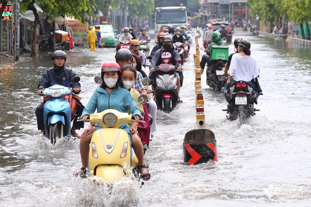 TPHCM sắp đón đỉnh triều cường cao nhất, mưa lớn còn tiếp diễn-1