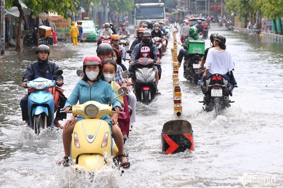 Cảnh báo mưa lớn, giông lốc chiều nay tại Hà Nội-2