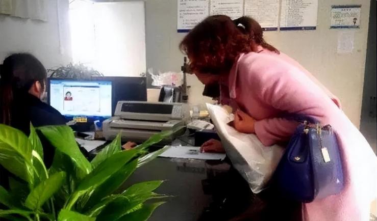 Ra đời bươn chải vì trượt đại học, 12 năm sau đến ngân hàng vay tiền, nhân viên từ chối vì kê sai thông tin: Cô đã tốt nghiệp đại học-4