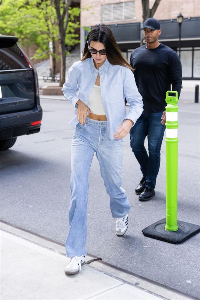 Kendall Jenner gợi ý 4 mẫu giày hoàn hảo để phối với quần jeans-3