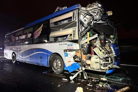 Ô tô giường nằm nát đầu sau tai nạn trên quốc lộ 1, phụ xe đứt lìa cánh tay