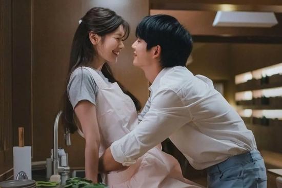 Thực hư chuyện 'phim giả tình thật' của Jung So Min và bạn diễn Jung Hae In