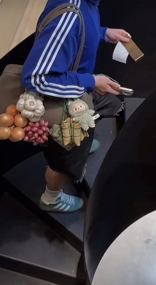 Gắn Labubu xưa rồi diễm ơi, giờ GenZ Việt treo tinh hoa ẩm thực dân tộc lên túi rồi này!-3