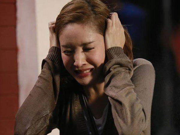 Chồng lao vào mưa để giúp cô đồng nghiệp, tôi chạy theo để rồi chứng kiến cảnh tượng kinh hoàng-1