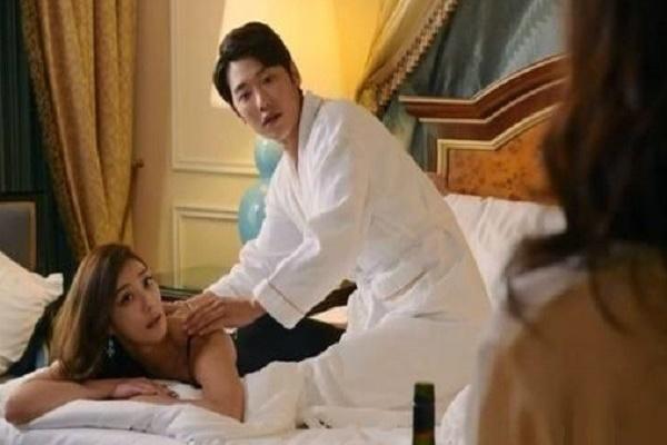 Chồng hoảng hốt khi nhìn thấy hình ảnh của vợ trên web đen-2