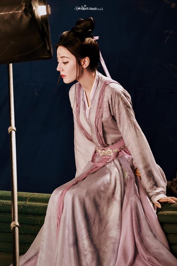 Địch Lệ Nhiệt Ba vẫn đẹp lung linh với tạo hình nha hoàn sau bão phản đối về trang phục-2