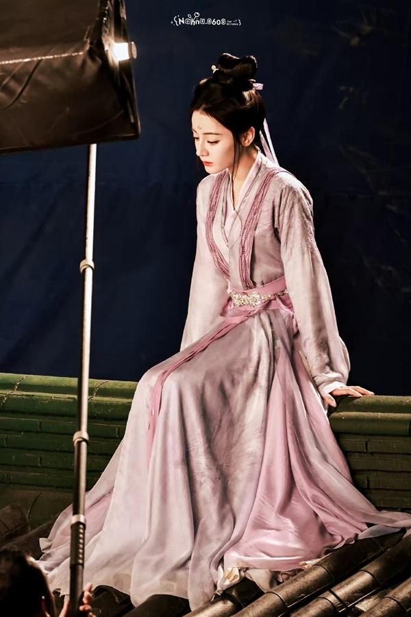 Địch Lệ Nhiệt Ba vẫn đẹp lung linh với tạo hình nha hoàn sau bão phản đối về trang phục-3