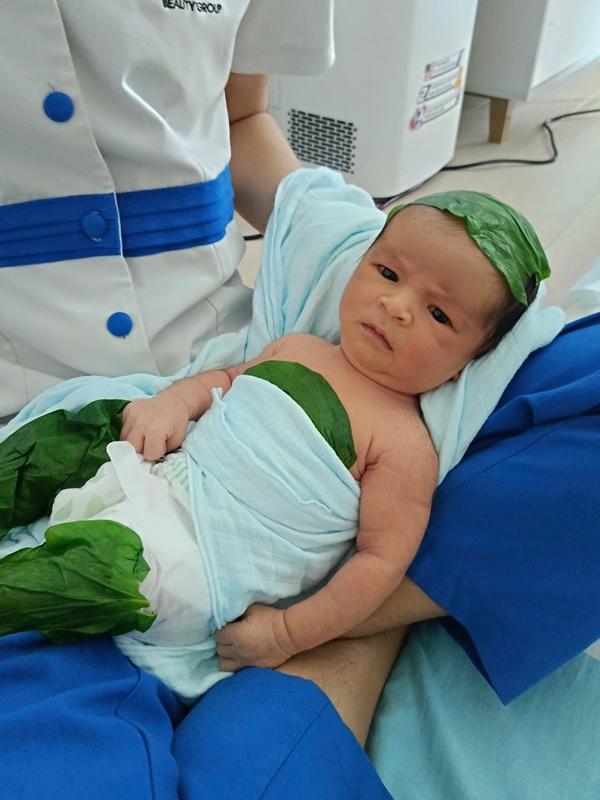 Võ Hạ Trâm khoe cận mặt quý tử lai Ấn giống bố như đúc, biểu cảm đáng yêu bất ngờ gây chú ý-2