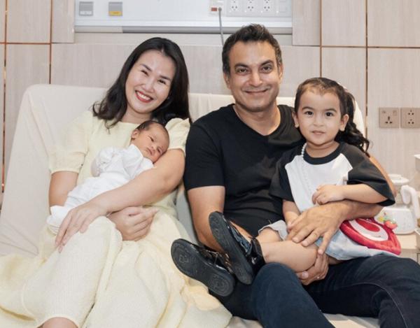 Võ Hạ Trâm khoe cận mặt quý tử lai Ấn giống bố như đúc, biểu cảm đáng yêu bất ngờ gây chú ý-4