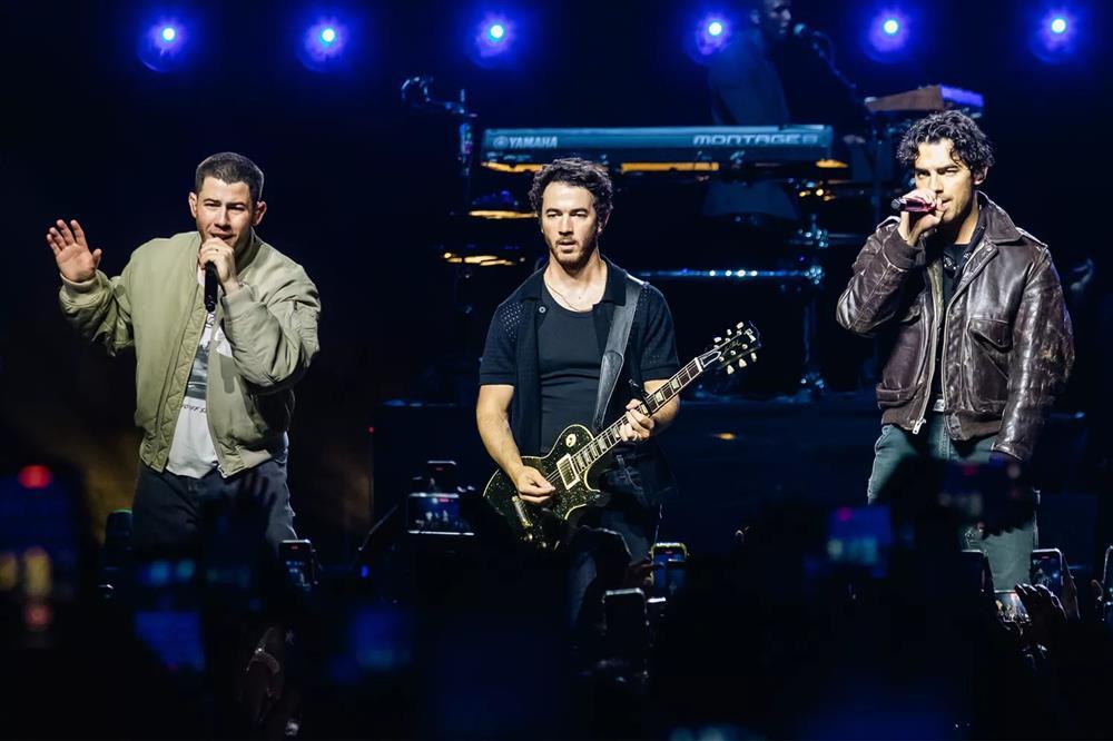 Video Nick Jonas nghi bị ngắm bắn giữa concert, hốt hoảng tháo chạy khỏi sân khấu-3