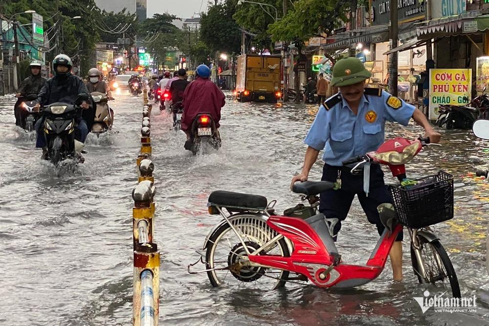 Hôm nay, TPHCM đạt đỉnh triều cường kèm mưa lớn, nguy cơ ngập nặng-1