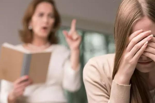 Mẹ chồng mang túi đồ đến nhà, con dâu sốc khi thấy bức ảnh cũ bên trong-3