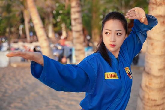 Hoa khôi Wushu Vũ Thùy Linh: 'Mẹ đánh thắng nhiều đối thủ trên sàn đấu nhưng chưa một lần đánh tôi'