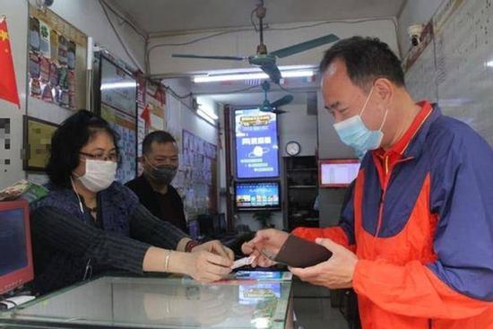 Người đàn ông trúng độc đắc 35 tỷ đồng nhưng chỉ nhận được 10 tỷ đồng, đại lý khẳng định: Số tiền còn lại đã có người lấy hộ