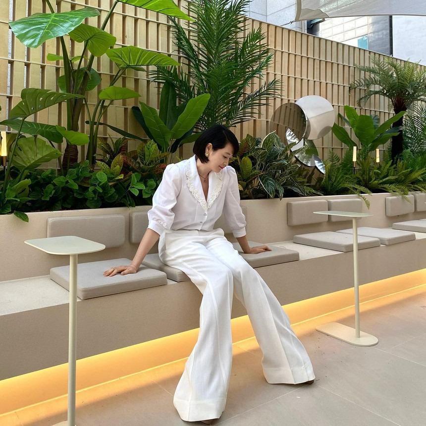 10 cách diện quần sáng màu trẻ trung mà không sến dành cho phụ nữ ngoài 40 tuổi-9