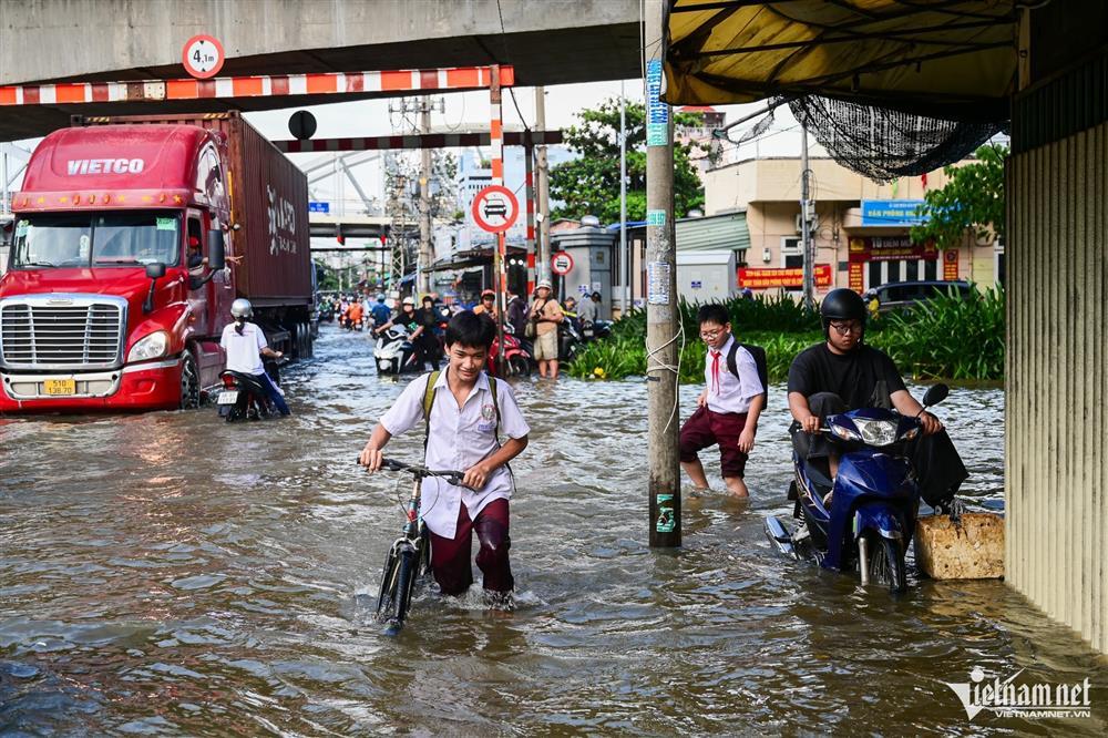 Triều cường lên đỉnh, người dân chật vật lội nước về nhà, nấu cơm bằng bếp dầu-1